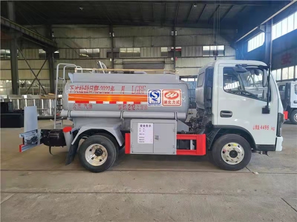 東風(fēng)藍(lán)牌2噸油罐車(chē)