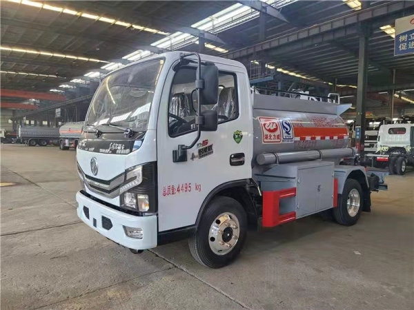 東風(fēng)藍(lán)牌2噸油罐車(chē)